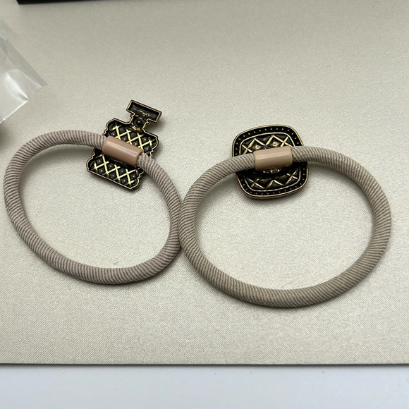 Hair Ties Beauty Chanel Or Wristband & Small Shopping Bag CC Rhinestones NWOT - Picture 5 of 17